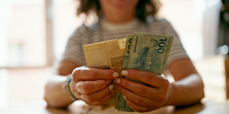 Como implementar programas de renda básica de forma sustentável e eficaz?