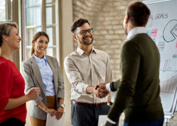 Coopetição e Internacionalização de PMEs: Como Instituições Formais Apoiam a Expansão Global