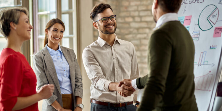 Coopetição e Internacionalização de PMEs: Como Instituições Formais Apoiam a Expansão Global