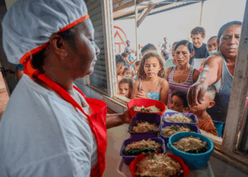 Cozinhas solidárias ajudam a combater a fome e promovem inclusão nas periferias urbanas