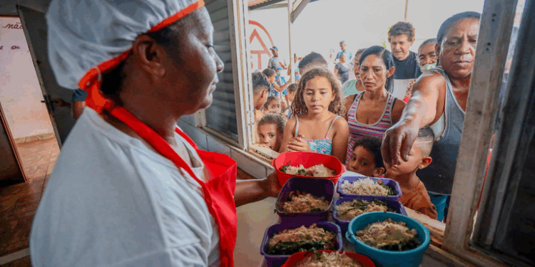 Cozinhas solidárias ajudam a combater a fome e promovem inclusão nas periferias urbanas
