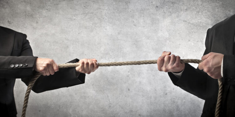 Cabo de guerra político: leis e práticas de gestão como recursos estratégicos de poder em tempos de retrocesso democrático