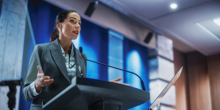 Liderança feminina é mais eficaz em crises? Estudo questiona hipótese durante a COVID-19