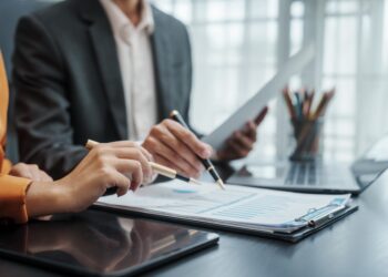 Por que organizações devem considerar a história colonial na adaptação de expatriados