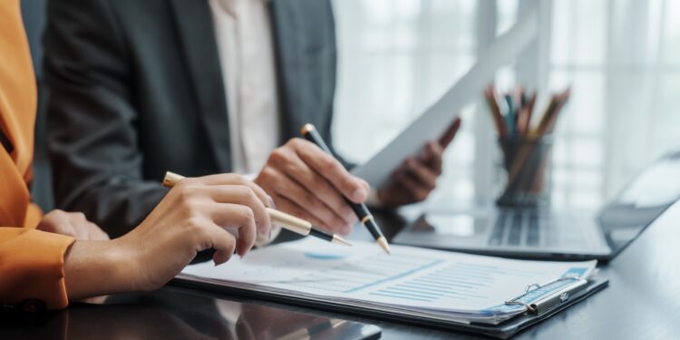 Por que organizações devem considerar a história colonial na adaptação de expatriados