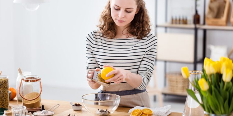 Pessoa preparando cosméticos naturais em casa com ingredientes simples, representando o consumo consciente e bem-estar.