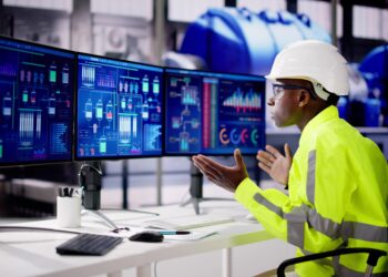 Executivos analisando dados de manufatura sustentável com inteligência artificial