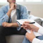 Profissionais de saúde mental atendendo pacientes em uma unidade do SUS no Brasil