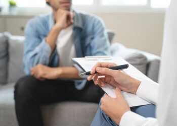 Profissionais de saúde mental atendendo pacientes em uma unidade do SUS no Brasil