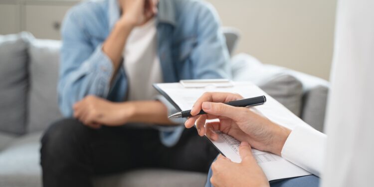 Profissionais de saúde mental atendendo pacientes em uma unidade do SUS no Brasil