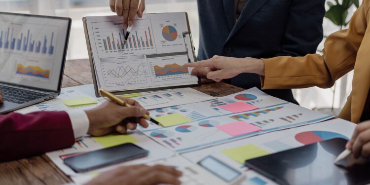 Gráfico ilustrando a comparação do valor de mercado do caixa entre Multilatinas e empresas domésticas na América Latina.