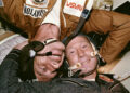 Astronautas americanos e soviéticos trabalhando juntos durante o Projeto Apollo–Soyuz, simbolizando colaboração apesar das rivalidades geopolíticas.