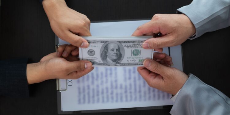 A força das instituições de um país reduz o apoio do governo aos bancos.