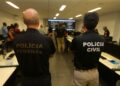 Policiais brasileiros em operação representando confiança entre colegas e prontidão para emergências.