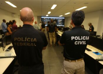 Policiais brasileiros em operação representando confiança entre colegas e prontidão para emergências.