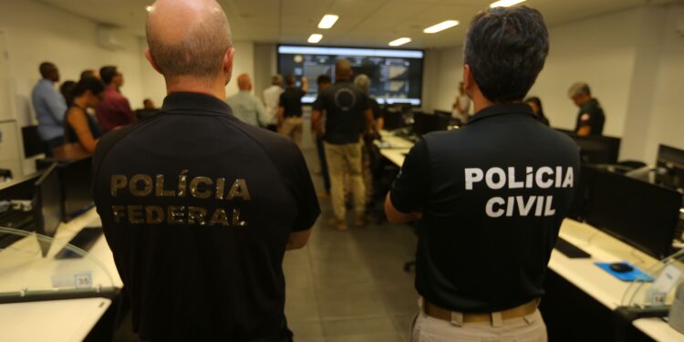 Policiais brasileiros em operação representando confiança entre colegas e prontidão para emergências.