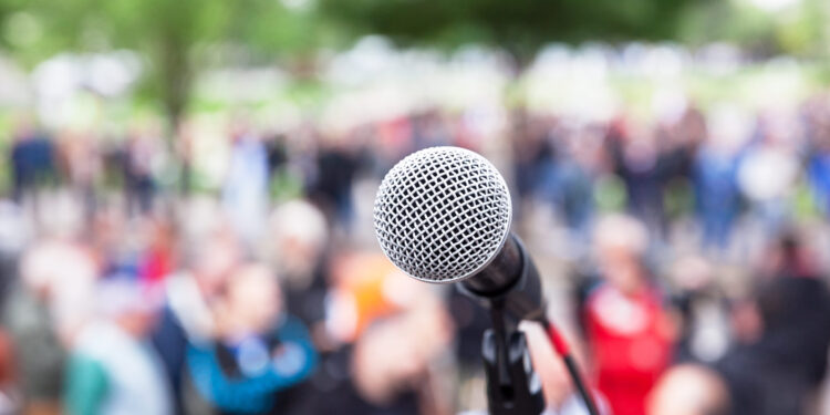 Administração Pública brasileira e inclusão social em reunião de conselho de políticas públicas com participação da sociedade