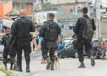 Ação do Estado em favela brasileira usada como exemplo em estudo sobre justificação de práticas organizacionais antiéticas nas redes sociais.