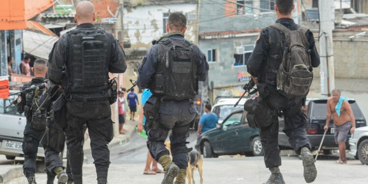 Ação do Estado em favela brasileira usada como exemplo em estudo sobre justificação de práticas organizacionais antiéticas nas redes sociais.