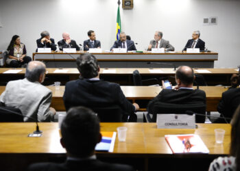 Eleições e servidores públicos em ambiente de trabalho, representando tensões e desafios no período eleitoral