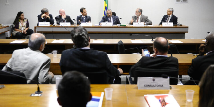 Eleições e servidores públicos em ambiente de trabalho, representando tensões e desafios no período eleitoral