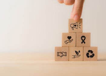 Marcas e ONGs em ações sociais praticando ativismo de marcas e debate sobre credibilidade empresarial