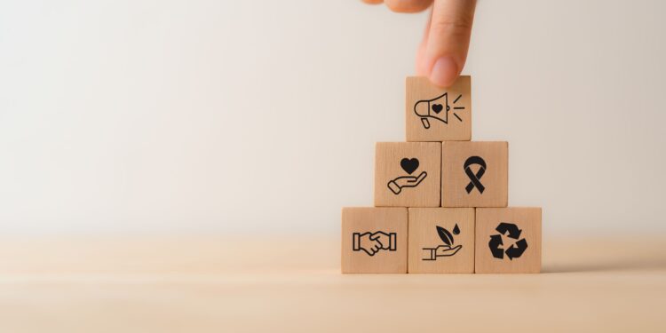 Marcas e ONGs em ações sociais praticando ativismo de marcas e debate sobre credibilidade empresarial