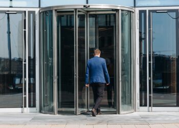 Profissional em carreira bumerangue retornando à antiga empresa e sendo promovido após manter contato com ex-colegas.