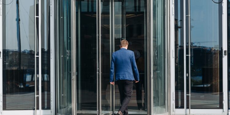 Profissional em carreira bumerangue retornando à antiga empresa e sendo promovido após manter contato com ex-colegas.