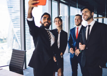 em evento público tirando foto para redes sociais diante de plateia