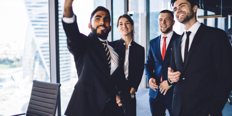 em evento público tirando foto para redes sociais diante de plateia