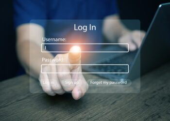 Tela de computador exibindo portal de transparência de Tribunal de Contas com gráficos e canais de participação cidadã
