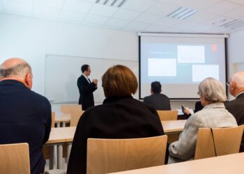 Consumidor depositando embalagens usadas em ponto de coleta de reciclagem em loja, exemplo de como empresas podem engajar consumidores na economia circular.