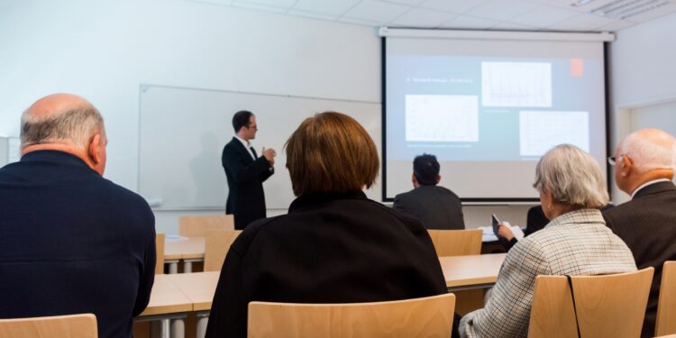 Consumidor depositando embalagens usadas em ponto de coleta de reciclagem em loja, exemplo de como empresas podem engajar consumidores na economia circular.