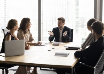líderes discutindo o posicionamento de empresas em reunião estratégica