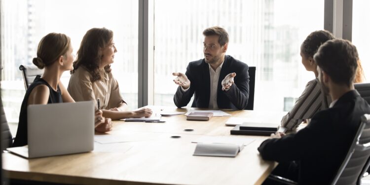 líderes discutindo o posicionamento de empresas em reunião estratégica
