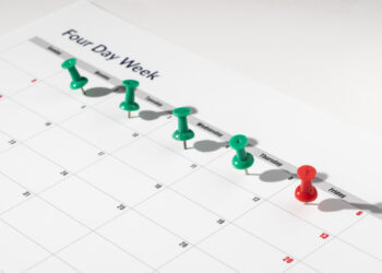 Calendário destacando a semana de quatro dias nas empresas, com apenas quatro dias úteis marcados na agenda de trabalho