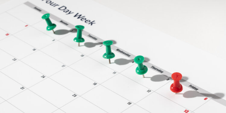 Calendário destacando a semana de quatro dias nas empresas, com apenas quatro dias úteis marcados na agenda de trabalho