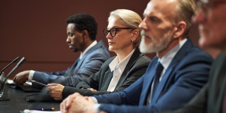 Mulheres na liderança em reunião executiva com equipe discutindo estratégias empresariais