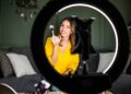 Influenciadora digital apresenta opções de maquiagem acessível e compara produtos de beleza nas redes sociais