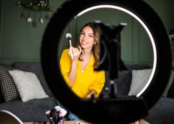 Influenciadora digital apresenta opções de maquiagem acessível e compara produtos de beleza nas redes sociais