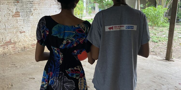 Adolescente com expressões tímidas, representando barreiras ao consumo de saúde sexual