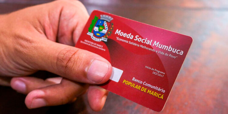 Moradores utilizando moeda digital em comércios locais mostrando como a transferência de renda fortalece a economia local.