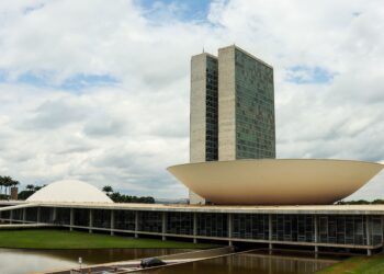 Debate político sobre regras fiscais no Brasil e aprovação do teto de gastos no Congresso Nacional