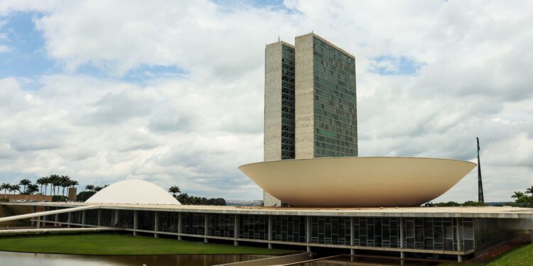 Debate político sobre regras fiscais no Brasil e aprovação do teto de gastos no Congresso Nacional
