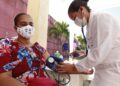 Profissional de saúde realizando atendimento em unidade básica após a saída dos médicos cubanos em município vulnerável do Brasil.