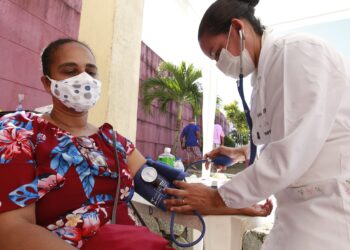 Profissional de saúde realizando atendimento em unidade básica após a saída dos médicos cubanos em município vulnerável do Brasil.