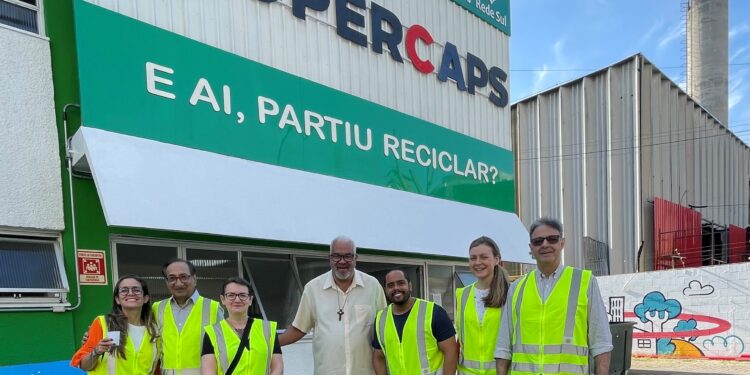Multinacionais e comunidades desfavorecidas em projeto de desenvolvimento social e inclusão econômica em mercado emergente
