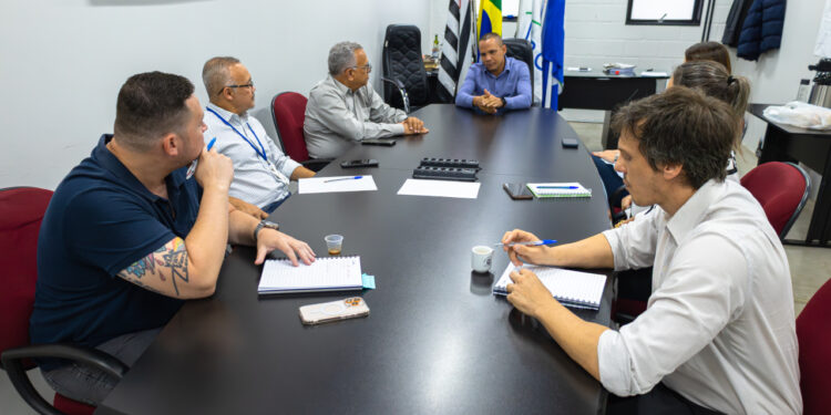Servidores públicos discutindo estratégias de resistência a pressões antidemocráticas em ambiente institucional