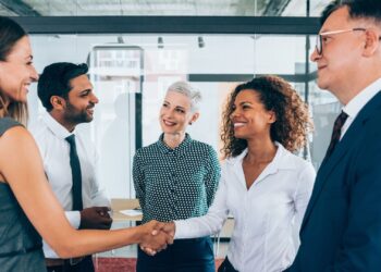Representantes de diferentes organizações reunidos em parceria para desenvolver contratos de impacto social